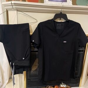 Figs Black Scrub Set